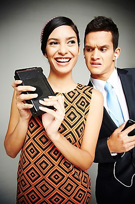 포토 JPG 스튜디오촬영 서양인 외국인 해외기획촬영 2012년태국 원피스 여자 남자 음악 이어폰 실내 웃음 들기 사람 정장 상반신 20대 성인 두명 앞모습 전자제품 스마트폰 핸드폰 디지털 음악감상 카세트테이프 비교 복고 과거 아날로그 현재 청년만 성인만 국내포토 옷 뷰포인트 음향기기 컨셉 모션 문화예술 표정 인종 청년 내부 스마트기기 감상 파일형식