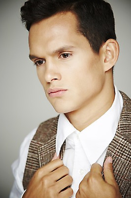 포토 JPG 스튜디오촬영 서양인 외국인 해외기획촬영 응시 2012년태국 패션 남자 회색배경 실내 무표정 표정 한명 사람 정장 상반신 20대 앞모습 아웃포커스 복고 청년만 청년남자만 청년남자한명만 성인남자한명만 국내포토 1 시선 옷 감정 뷰포인트 백그라운드 촬영기법 인종 청년 내부 회색 남자만 남자한명만 성인남자만 성인만 파일형식