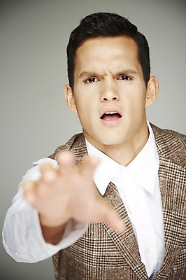 포토 JPG 스튜디오촬영 서양인 외국인 해외기획촬영 2012년태국 패션 남자 모션 회색배경 실내 한명 사람 정장 손짓 상반신 20대 앞모습 아웃포커스 손내밀기 복고 청년만 청년남자만 청년남자한명만 성인남자한명만 국내포토 1 옷 뷰포인트 백그라운드 촬영기법 인종 청년 내부 회색 남자만 남자한명만 성인남자만 성인만 파일형식