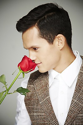 포토 JPG 스튜디오촬영 서양인 외국인 식물 해외기획촬영 2012년태국 패션 남자 꽃 프로포즈 회색배경 실내 한명 들기 사람 정장 상반신 20대 옆모습 아웃포커스 빨간색 장미 복고 향기 냄새 청년만 청년남자만 청년남자한명만 성인남자한명만 국내포토 1 옷 뷰포인트 컬러 백그라운드 모션 촬영기법 인종 청년 내부 회색 남자만 남자한명만 성인남자만 성인만 파일형식