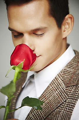 포토 JPG 스튜디오촬영 서양인 외국인 식물 해외기획촬영 2012년태국 패션 남자 꽃 프로포즈 회색배경 실내 한명 들기 사람 정장 상반신 20대 앞모습 아웃포커스 빨간색 장미 눈감음 복고 향기 냄새 청년만 청년남자만 청년남자한명만 성인남자한명만 국내포토 1 옷 뷰포인트 컬러 백그라운드 모션 촬영기법 인종 청년 내부 회색 남자만 남자한명만 성인남자만 성인만 파일형식