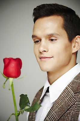 포토 JPG 스튜디오촬영 서양인 외국인 식물 해외기획촬영 응시 2012년태국 패션 남자 꽃 프로포즈 회색배경 실내 한명 들기 사람 정장 상반신 20대 옆모습 아웃포커스 빨간색 장미 복고 청년만 청년남자만 청년남자한명만 성인남자한명만 국내포토 1 시선 옷 뷰포인트 컬러 백그라운드 모션 촬영기법 인종 청년 내부 회색 남자만 남자한명만 성인남자만 성인만 파일형식