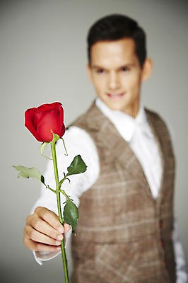 포토 JPG 스튜디오촬영 서양인 외국인 식물 해외기획촬영 2012년태국 패션 남자 꽃 프로포즈 회색배경 실내 한명 들기 사람 정장 상반신 20대 앞모습 아웃포커스 빨간색 장미 복고 청년만 청년남자만 청년남자한명만 성인남자한명만 국내포토 1 옷 뷰포인트 컬러 백그라운드 모션 촬영기법 인종 청년 내부 회색 남자만 남자한명만 성인남자만 성인만 파일형식