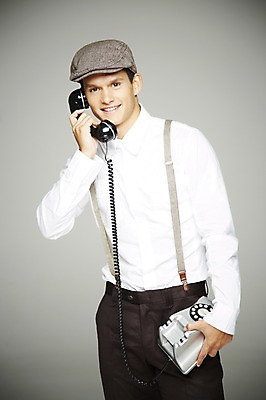 포토 JPG 스튜디오촬영 서양인 외국인 해외기획촬영 모자 2012년태국 패션 남자 회색배경 실내 한명 웃음 들기 사람 정장 상반신 20대 앞모습 전화기 유선전화기 멜빵 복고 통화 청년만 청년남자만 청년남자한명만 성인남자한명만 국내포토 1 잡화 옷 뷰포인트 백그라운드 모션 표정 인종 청년 내부 회색 남자만 남자한명만 성인남자만 성인만 파일형식