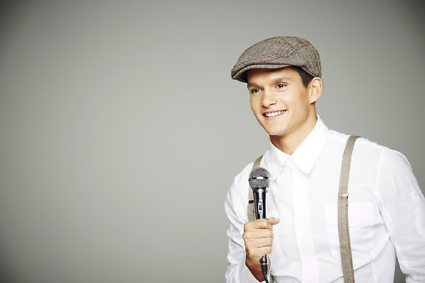 포토 JPG 스튜디오촬영 서양인 외국인 해외기획촬영 모자 응시 2012년태국 패션 남자 노래 회색배경 실내 한명 웃음 들기 사람 정장 상반신 20대 앞모습 멜빵 마이크 복고 청년만 청년남자만 청년남자한명만 성인남자한명만 국내포토 1 시선 잡화 옷 음악 뷰포인트 음향기기 백그라운드 모션 표정 인종 청년 내부 회색 남자만 남자한명만 성인남자만 성인만 파일형식