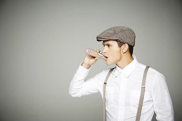 포토 JPG 스튜디오촬영 서양인 외국인 해외기획촬영 모자 2012년태국 패션 남자 회색배경 흡연 담배 실내 한명 들기 사람 정장 상반신 20대 옆모습 물기 멜빵 복고 페이퍼플레이 청년만 청년남자만 청년남자한명만 성인남자한명만 국내포토 1 잡화 옷 뷰포인트 백그라운드 모션 인종 청년 내부 회색 남자만 남자한명만 성인남자만 성인만 파일형식