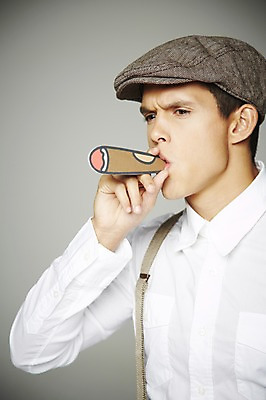 포토 JPG 스튜디오촬영 서양인 외국인 해외기획촬영 모자 2012년태국 패션 남자 회색배경 흡연 담배 실내 한명 들기 사람 정장 상반신 20대 옆모습 물기 멜빵 복고 페이퍼플레이 청년만 청년남자만 청년남자한명만 성인남자한명만 국내포토 1 잡화 옷 뷰포인트 백그라운드 모션 인종 청년 내부 회색 남자만 남자한명만 성인남자만 성인만 파일형식