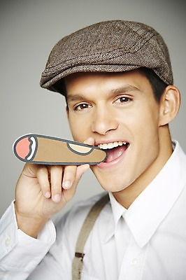 포토 JPG 스튜디오촬영 서양인 외국인 해외기획촬영 모자 2012년태국 패션 남자 회색배경 흡연 담배 실내 한명 웃음 들기 사람 정장 상반신 20대 앞모습 물기 멜빵 복고 페이퍼플레이 청년만 청년남자만 청년남자한명만 성인남자한명만 국내포토 1 잡화 옷 뷰포인트 백그라운드 모션 표정 인종 청년 내부 회색 남자만 남자한명만 성인남자만 성인만 파일형식