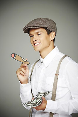 포토 JPG 스튜디오촬영 서양인 외국인 해외기획촬영 모자 응시 2012년태국 패션 남자 지폐 돈 비즈니스 회색배경 흡연 담배 실내 한명 웃음 들기 사람 정장 상반신 20대 옆모습 금융 경제 멜빵 복고 페이퍼플레이 청년만 청년남자만 청년남자한명만 성인남자한명만 국내포토 1 시선 잡화 옷 뷰포인트 백그라운드 모션 표정 인종 청년 내부 회색 재산 남자만 남자한명만 성인남자만 성인만 파일형식