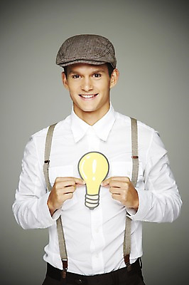 포토 JPG 스튜디오촬영 서양인 외국인 해외기획촬영 모자 2012년태국 패션 남자 생각 전구 회색배경 아이디어 실내 한명 웃음 들기 사람 정장 상반신 20대 앞모습 멜빵 복고 페이퍼플레이 청년만 청년남자만 청년남자한명만 성인남자한명만 국내포토 1 잡화 옷 뷰포인트 백그라운드 컨셉 모션 표정 인종 청년 내부 회색 남자만 남자한명만 성인남자만 성인만 파일형식