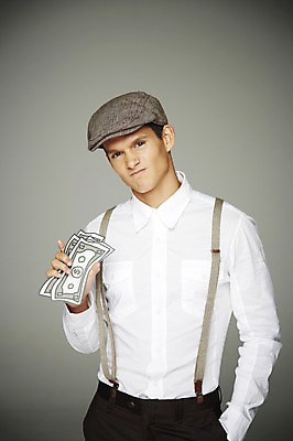 포토 JPG 스튜디오촬영 서양인 외국인 해외기획촬영 모자 2012년태국 패션 남자 지폐 돈 비즈니스 회색배경 실내 한명 들기 사람 정장 상반신 20대 앞모습 금융 경제 멜빵 복고 페이퍼플레이 청년만 청년남자만 청년남자한명만 성인남자한명만 국내포토 1 잡화 옷 뷰포인트 백그라운드 모션 인종 청년 내부 회색 재산 남자만 남자한명만 성인남자만 성인만 파일형식