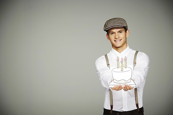 포토 JPG 스튜디오촬영 서양인 외국인 해외기획촬영 모자 2012년태국 패션 남자 초 촛불 회색배경 실내 한명 웃음 들기 사람 정장 이벤트 상반신 20대 앞모습 케이크 축하 생일 생일케이크 멜빵 복고 생일축하 페이퍼플레이 청년만 청년남자만 청년남자한명만 성인남자한명만 국내포토 1 잡화 옷 기념일 뷰포인트 백그라운드 컨셉 모션 디저트 표정 인종 청년 내부 회색 남자만 남자한명만 성인남자만 성인만 파일형식