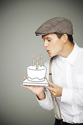 포토 JPG 스튜디오촬영 서양인 외국인 해외기획촬영 모자 2012년태국 패션 남자 초 촛불 회색배경 실내 한명 들기 사람 정장 이벤트 상반신 20대 옆모습 케이크 축하 생일 불기 생일케이크 멜빵 복고 생일축하 페이퍼플레이 청년만 청년남자만 청년남자한명만 성인남자한명만 국내포토 1 잡화 옷 기념일 뷰포인트 백그라운드 컨셉 모션 디저트 인종 청년 내부 회색 남자만 남자한명만 성인남자만 성인만 파일형식