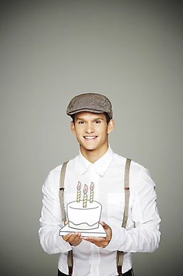 포토 JPG 스튜디오촬영 서양인 외국인 해외기획촬영 모자 2012년태국 패션 남자 초 촛불 회색배경 실내 한명 웃음 들기 사람 정장 이벤트 상반신 20대 앞모습 케이크 축하 생일 생일케이크 멜빵 복고 생일축하 페이퍼플레이 청년만 청년남자만 청년남자한명만 성인남자한명만 국내포토 1 잡화 옷 기념일 뷰포인트 백그라운드 컨셉 모션 디저트 표정 인종 청년 내부 회색 남자만 남자한명만 성인남자만 성인만 파일형식