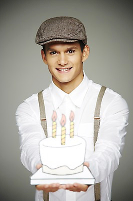 포토 JPG 스튜디오촬영 서양인 외국인 해외기획촬영 모자 2012년태국 패션 남자 초 촛불 회색배경 실내 한명 웃음 들기 사람 정장 이벤트 상반신 20대 앞모습 아웃포커스 케이크 축하 생일 생일케이크 멜빵 복고 생일축하 페이퍼플레이 청년만 청년남자만 청년남자한명만 성인남자한명만 국내포토 1 잡화 옷 기념일 뷰포인트 백그라운드 컨셉 모션 디저트 촬영기법 표정 인종 청년 내부 회색 남자만 남자한명만 성인남자만 성인만 파일형식