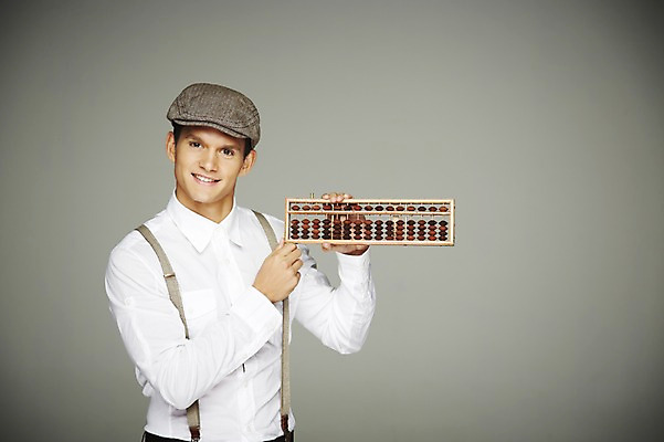 포토 JPG 스튜디오촬영 서양인 외국인 해외기획촬영 모자 2012년태국 패션 남자 회색배경 실내 한명 웃음 들기 사람 정장 상반신 20대 앞모습 계산기 주판 계산 멜빵 복고 청년만 청년남자만 청년남자한명만 성인남자한명만 국내포토 1 잡화 옷 뷰포인트 백그라운드 모션 문구용품 표정 인종 청년 내부 장비 회색 남자만 남자한명만 성인남자만 성인만 파일형식