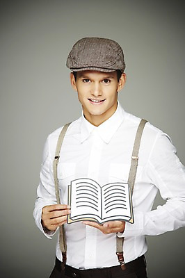 포토 JPG 스튜디오촬영 서양인 외국인 해외기획촬영 모자 2012년태국 패션 남자 회색배경 실내 한명 웃음 들기 사람 정장 상반신 20대 앞모습 책 독서 멜빵 복고 페이퍼플레이 청년만 청년남자만 청년남자한명만 성인남자한명만 국내포토 1 잡화 옷 뷰포인트 백그라운드 모션 표정 인종 청년 내부 회색 남자만 남자한명만 성인남자만 성인만 파일형식