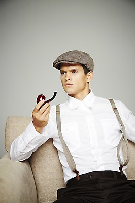 포토 JPG 스튜디오촬영 서양인 외국인 해외기획촬영 모자 응시 2012년태국 패션 남자 의자 회색배경 휴식 흡연 담배 실내 한명 들기 사람 앉기 정장 상반신 20대 앞모습 소파 멜빵 복고 담뱃대 청년만 청년남자만 청년남자한명만 성인남자한명만 국내포토 1 시선 잡화 옷 뷰포인트 가구 백그라운드 컨셉 모션 인종 청년 내부 회색 남자만 남자한명만 성인남자만 성인만 파일형식