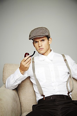 포토 JPG 스튜디오촬영 서양인 외국인 해외기획촬영 모자 2012년태국 패션 남자 의자 회색배경 휴식 흡연 담배 실내 한명 들기 사람 앉기 정장 상반신 20대 앞모습 소파 멜빵 복고 담뱃대 청년만 청년남자만 청년남자한명만 성인남자한명만 국내포토 1 잡화 옷 뷰포인트 가구 백그라운드 컨셉 모션 인종 청년 내부 회색 남자만 남자한명만 성인남자만 성인만 파일형식