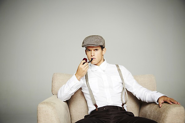 포토 JPG 스튜디오촬영 서양인 외국인 해외기획촬영 모자 2012년태국 패션 남자 의자 회색배경 휴식 흡연 담배 실내 한명 들기 사람 앉기 정장 상반신 20대 앞모습 소파 멜빵 복고 담뱃대 청년만 청년남자만 청년남자한명만 성인남자한명만 국내포토 1 잡화 옷 뷰포인트 가구 백그라운드 컨셉 모션 인종 청년 내부 회색 남자만 남자한명만 성인남자만 성인만 파일형식