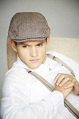 포토 JPG 스튜디오촬영 서양인 외국인 해외기획촬영 모자 응시 2012년태국 패션 남자 의자 회색배경 휴식 실내 한명 사람 앉기 정장 상반신 20대 소파 멜빵 복고 청년만 청년남자만 청년남자한명만 성인남자한명만 국내포토 1 시선 잡화 옷 가구 백그라운드 컨셉 모션 인종 청년 내부 회색 남자만 남자한명만 성인남자만 성인만 파일형식