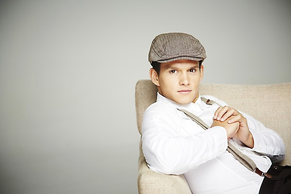 포토 JPG 스튜디오촬영 서양인 외국인 해외기획촬영 모자 2012년태국 패션 남자 의자 회색배경 휴식 실내 한명 사람 앉기 정장 상반신 20대 옆모습 소파 멜빵 복고 청년만 청년남자만 청년남자한명만 성인남자한명만 국내포토 1 잡화 옷 뷰포인트 가구 백그라운드 컨셉 모션 인종 청년 내부 회색 남자만 남자한명만 성인남자만 성인만 파일형식