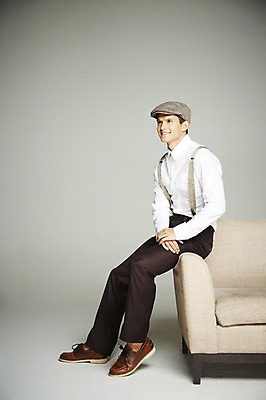 포토 JPG 스튜디오촬영 전신 서양인 외국인 해외기획촬영 모자 응시 2012년태국 패션 남자 의자 회색배경 휴식 실내 한명 웃음 사람 앉기 정장 20대 옆모습 소파 멜빵 복고 청년만 청년남자만 청년남자한명만 성인남자한명만 국내포토 1 시선 잡화 옷 뷰포인트 가구 백그라운드 컨셉 모션 표정 인종 청년 내부 회색 남자만 남자한명만 성인남자만 성인만 파일형식