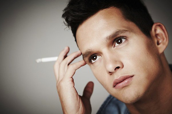 포토 JPG 스튜디오촬영 서양인 외국인 해외기획촬영 응시 2012년태국 남자 얼굴 회색배경 흡연 담배 실내 한명 들기 사람 근접촬영 상반신 20대 옆모습 아웃포커스 신체부위 복고 청년만 청년남자만 청년남자한명만 성인남자한명만 국내포토 1 시선 뷰포인트 백그라운드 모션 촬영기법 인종 청년 내부 회색 남자만 남자한명만 성인남자만 성인만 파일형식