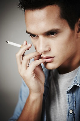포토 JPG 스튜디오촬영 서양인 외국인 해외기획촬영 응시 2012년태국 패션 남자 남방 회색배경 흡연 담배 실내 한명 들기 사람 상반신 20대 옆모습 아웃포커스 캐주얼 복고 청년만 청년남자만 청년남자한명만 성인남자한명만 국내포토 1 시선 옷 뷰포인트 백그라운드 셔츠 모션 촬영기법 인종 청년 내부 회색 남자만 남자한명만 성인남자만 성인만 파일형식