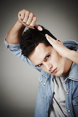 포토 JPG 스튜디오촬영 서양인 외국인 해외기획촬영 2012년태국 패션 남자 남방 회색배경 실내 한명 들기 사람 상반신 20대 옆모습 캐주얼 뷰티 머리빗 복고 청년만 청년남자만 청년남자한명만 성인남자한명만 그루밍족 국내포토 1 옷 뷰포인트 백그라운드 셔츠 모션 인종 청년 내부 회색 미용용품 남자만 남자한명만 성인남자만 성인만 파일형식