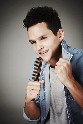 포토 JPG 스튜디오촬영 서양인 외국인 해외기획촬영 2012년태국 패션 남자 남방 회색배경 실내 한명 웃음 들기 사람 상반신 20대 옆모습 캐주얼 뷰티 머리빗 복고 청년만 청년남자만 청년남자한명만 성인남자한명만 그루밍족 국내포토 1 옷 뷰포인트 백그라운드 셔츠 모션 표정 인종 청년 내부 회색 미용용품 남자만 남자한명만 성인남자만 성인만 파일형식