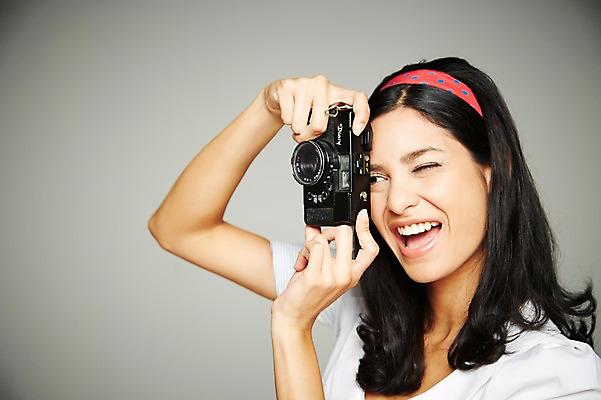 포토 JPG 스튜디오촬영 서양인 해외기획촬영 긴머리 응시 2012년태국 여자 회색배경 실내 한명 웃음 들기 사람 상반신 20대 성인 옆모습 카메라 사진촬영 머리띠 복고 성인여자한명만 국내포토 외국인 1 헤어스타일 시선 뷰포인트 백그라운드 장신구 모션 표정 청년 내부 전자제품 촬영 회색 여자한명만 성인여자만 파일형식