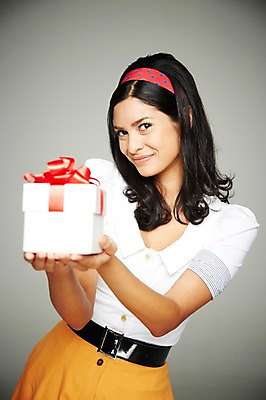 포토 JPG 스튜디오촬영 서양인 해외기획촬영 긴머리 2012년태국 원피스 여자 회색배경 실내 선물 한명 웃음 들기 사람 이벤트 상반신 20대 성인 앞모습 선물상자 상자 머리띠 주기 복고 청년만 청년여자만 청년여자한명만 성인여자한명만 국내포토 외국인 1 헤어스타일 옷 뷰포인트 백그라운드 장신구 모션 표정 청년 내부 회색 여자만 여자한명만 성인여자만 성인만 파일형식