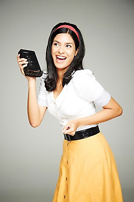 포토 JPG 스튜디오촬영 서양인 해외기획촬영 긴머리 응시 2012년태국 원피스 여자 패션 음악 회색배경 실내 한명 서기 웃음 들기 사람 20대 성인 옆모습 음악감상 카세트테이프 머리띠 복고 청년만 청년여자만 청년여자한명만 성인여자한명만 국내포토 외국인 1 헤어스타일 시선 옷 뷰포인트 백그라운드 장신구 모션 문화예술 표정 청년 내부 감상 회색 여자만 여자한명만 성인여자만 성인만 파일형식