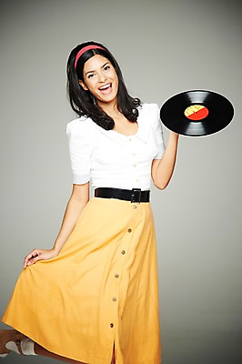 포토 JPG 스튜디오촬영 서양인 해외기획촬영 긴머리 2012년태국 원피스 여자 패션 음악 포즈 회색배경 실내 한명 서기 웃음 사람 20대 성인 앞모습 음악감상 머리띠 복고 청년만 청년여자만 청년여자한명만 성인여자한명만 국내포토 외국인 1 헤어스타일 옷 뷰포인트 백그라운드 장신구 모션 문화예술 표정 청년 내부 감상 회색 여자만 여자한명만 성인여자만 성인만 파일형식