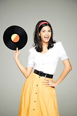 포토 JPG 스튜디오촬영 서양인 해외기획촬영 긴머리 2012년태국 원피스 여자 패션 음악 허리손 회색배경 실내 한명 서기 웃음 사람 20대 성인 앞모습 음악감상 머리띠 복고 청년만 청년여자만 청년여자한명만 성인여자한명만 국내포토 외국인 1 헤어스타일 옷 뷰포인트 포즈 백그라운드 장신구 모션 문화예술 표정 청년 내부 감상 회색 여자만 여자한명만 성인여자만 성인만 파일형식