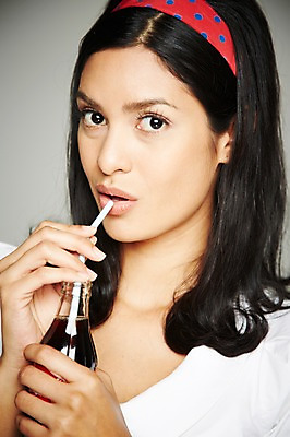 포토 JPG 스튜디오촬영 서양인 해외기획촬영 긴머리 2012년태국 여자 음료 포즈 회색배경 실내 빨대 한명 들기 사람 상반신 20대 성인 앞모습 마시기 머리띠 병 복고 콜라 콜라병 청년만 청년여자만 청년여자한명만 성인여자한명만 국내포토 외국인 1 헤어스타일 식기 뷰포인트 백그라운드 장신구 모션 청년 내부 회색 탄산음료 음료수병 여자만 여자한명만 성인여자만 성인만 파일형식