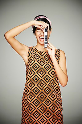 포토 JPG 스튜디오촬영 서양인 해외기획촬영 2012년태국 원피스 여자 패션 회색배경 실내 한명 웃음 들기 사람 상반신 20대 성인 앞모습 카메라 사진촬영 머리띠 복고 청년만 청년여자만 청년여자한명만 성인여자한명만 국내포토 외국인 1 옷 뷰포인트 백그라운드 장신구 모션 표정 청년 내부 전자제품 촬영 회색 여자만 여자한명만 성인여자만 성인만 파일형식