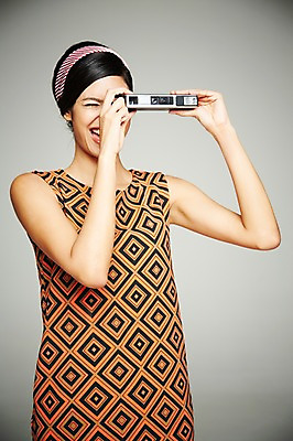 포토 JPG 스튜디오촬영 서양인 해외기획촬영 2012년태국 원피스 여자 패션 회색배경 실내 한명 웃음 들기 사람 상반신 20대 성인 앞모습 카메라 사진촬영 머리띠 복고 청년만 청년여자만 청년여자한명만 성인여자한명만 국내포토 외국인 1 옷 뷰포인트 백그라운드 장신구 모션 표정 청년 내부 전자제품 촬영 회색 여자만 여자한명만 성인여자만 성인만 파일형식