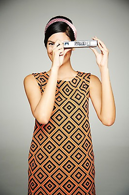 포토 JPG 스튜디오촬영 서양인 해외기획촬영 2012년태국 원피스 여자 패션 회색배경 실내 한명 웃음 들기 사람 상반신 20대 성인 앞모습 카메라 사진촬영 머리띠 복고 청년만 청년여자만 청년여자한명만 성인여자한명만 국내포토 외국인 1 옷 뷰포인트 백그라운드 장신구 모션 표정 청년 내부 전자제품 촬영 회색 여자만 여자한명만 성인여자만 성인만 파일형식