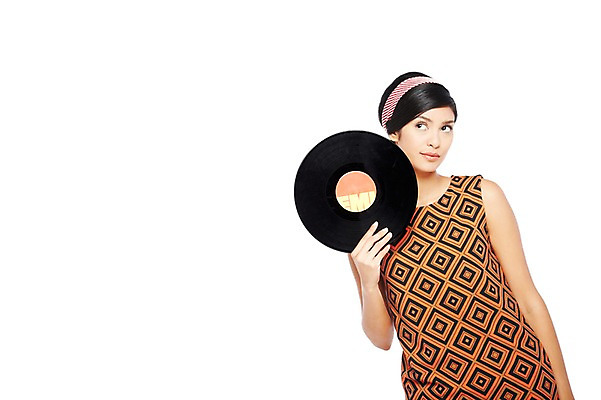 포토 JPG 스튜디오촬영 서양인 해외기획촬영 응시 2012년태국 원피스 여자 패션 음악 포즈 모션 실내 한명 들기 누끼 사람 상반신 20대 성인 앞모습 청춘 활발 춤 머리띠 추억 즐거움 복고 디스코 청년만 청년여자만 청년여자한명만 성인여자한명만 국내포토 외국인 1 시선 옷 감정 뷰포인트 컨셉 장신구 문화예술 청년 내부 여자만 여자한명만 성인여자만 성인만 파일형식