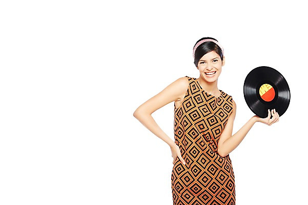 포토 JPG 스튜디오촬영 서양인 해외기획촬영 2012년태국 원피스 여자 패션 음악 허리손 포즈 모션 실내 한명 웃음 들기 누끼 사람 상반신 20대 성인 앞모습 청춘 활발 춤 머리띠 추억 즐거움 복고 디스코 청년만 청년여자만 청년여자한명만 성인여자한명만 국내포토 외국인 1 옷 감정 뷰포인트 컨셉 장신구 문화예술 표정 청년 내부 여자만 여자한명만 성인여자만 성인만 파일형식