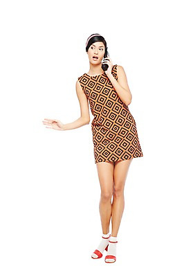 포토 JPG 스튜디오촬영 전신 서양인 해외기획촬영 응시 2012년태국 원피스 여자 패션 실내 한명 서기 들기 누끼 사람 20대 성인 앞모습 스마트폰 머리띠 하이힐 전화기 복고 통화 청년만 청년여자만 청년여자한명만 성인여자한명만 국내포토 외국인 1 시선 옷 구두 뷰포인트 장신구 모션 청년 내부 핸드폰 스마트기기 여성화 여자만 여자한명만 성인여자만 성인만 파일형식