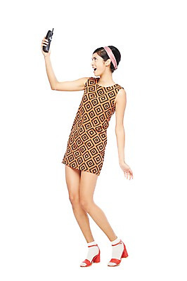 포토 JPG 스튜디오촬영 전신 서양인 해외기획촬영 2012년태국 원피스 여자 패션 실내 한명 서기 들기 누끼 사람 20대 성인 스마트폰 올려보기 머리띠 하이힐 전화기 복고 통화 청년만 청년여자만 청년여자한명만 성인여자한명만 국내포토 외국인 1 옷 구두 장신구 모션 청년 내부 핸드폰 스마트기기 여성화 여자만 여자한명만 성인여자만 성인만 파일형식