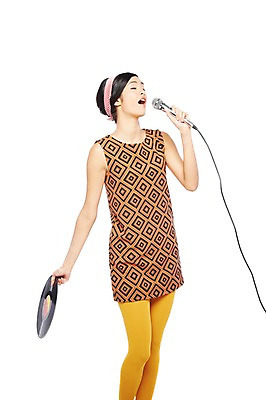 포토 JPG 스튜디오촬영 서양인 해외기획촬영 2012년태국 원피스 여자 패션 음악 포즈 노래 모션 실내 한명 서기 들기 누끼 사람 20대 성인 앞모습 청춘 눈감음 활발 머리띠 추억 마이크 즐거움 복고 디스코 청년만 청년여자만 청년여자한명만 성인여자한명만 국내포토 외국인 1 옷 감정 뷰포인트 음향기기 컨셉 장신구 문화예술 청년 내부 춤 여자만 여자한명만 성인여자만 성인만 파일형식