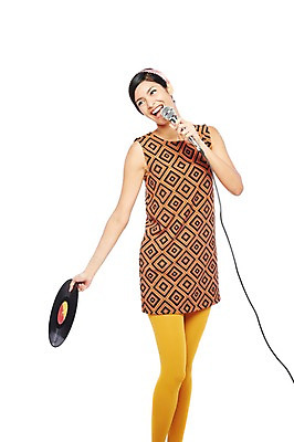 포토 JPG 스튜디오촬영 서양인 해외기획촬영 2012년태국 원피스 여자 패션 음악 포즈 노래 모션 실내 한명 서기 웃음 들기 누끼 사람 20대 성인 앞모습 청춘 활발 머리띠 추억 마이크 즐거움 복고 디스코 청년만 청년여자만 청년여자한명만 성인여자한명만 국내포토 외국인 1 옷 감정 뷰포인트 음향기기 컨셉 장신구 문화예술 표정 청년 내부 춤 여자만 여자한명만 성인여자만 성인만 파일형식