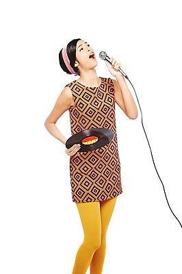 포토 JPG 스튜디오촬영 서양인 해외기획촬영 2012년태국 원피스 여자 패션 음악 포즈 노래 모션 실내 한명 서기 들기 누끼 사람 20대 성인 앞모습 청춘 활발 머리띠 추억 마이크 즐거움 복고 디스코 청년만 청년여자만 청년여자한명만 성인여자한명만 국내포토 외국인 1 옷 감정 뷰포인트 음향기기 컨셉 장신구 문화예술 청년 내부 춤 여자만 여자한명만 성인여자만 성인만 파일형식