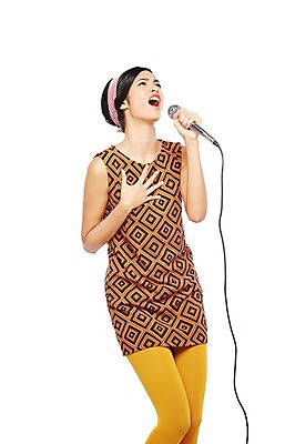 포토 JPG 스튜디오촬영 서양인 해외기획촬영 2012년태국 원피스 여자 패션 음악 포즈 노래 모션 실내 한명 서기 들기 누끼 사람 20대 성인 앞모습 청춘 활발 머리띠 추억 마이크 즐거움 복고 디스코 청년만 청년여자만 청년여자한명만 성인여자한명만 국내포토 외국인 1 옷 감정 뷰포인트 음향기기 컨셉 장신구 문화예술 청년 내부 춤 여자만 여자한명만 성인여자만 성인만 파일형식