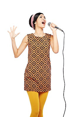 포토 JPG 스튜디오촬영 서양인 해외기획촬영 2012년태국 원피스 여자 패션 음악 포즈 노래 모션 실내 한명 서기 들기 누끼 사람 20대 성인 앞모습 청춘 활발 머리띠 추억 마이크 즐거움 복고 디스코 청년만 청년여자만 청년여자한명만 성인여자한명만 국내포토 외국인 1 옷 감정 뷰포인트 음향기기 컨셉 장신구 문화예술 청년 내부 춤 여자만 여자한명만 성인여자만 성인만 파일형식