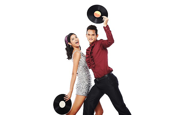 포토 JPG 스튜디오촬영 서양인 외국인 해외기획촬영 커플 2012년태국 원피스 여자 패션 남자 음악 포즈 모션 실내 서기 웃음 들기 누끼 사람 정장 20대 성인 두명 옆모습 청춘 귀걸이 활발 춤 머리띠 추억 즐거움 복고 디스코 복고댄스 커플댄스 청년만 성인만 국내포토 옷 감정 뷰포인트 컨셉 장신구 관계 문화예술 표정 인종 청년 내부 파일형식